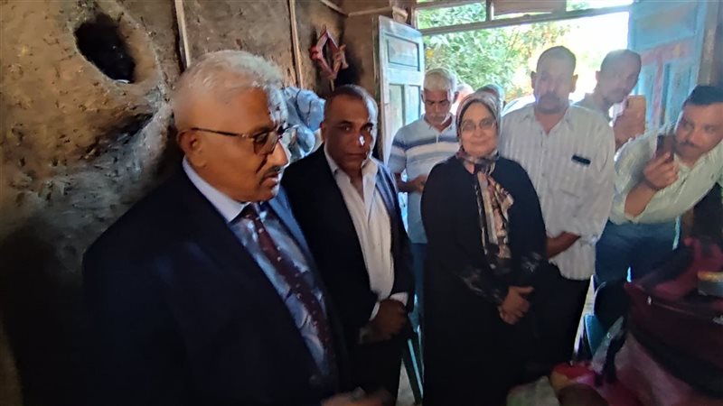 المحافظ داخل منزل المريض
