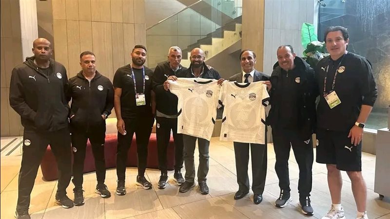 سفير مصر يحفز لاعبي  منتخب 20 سنة قبل مواجهة نيوزيلاندا  