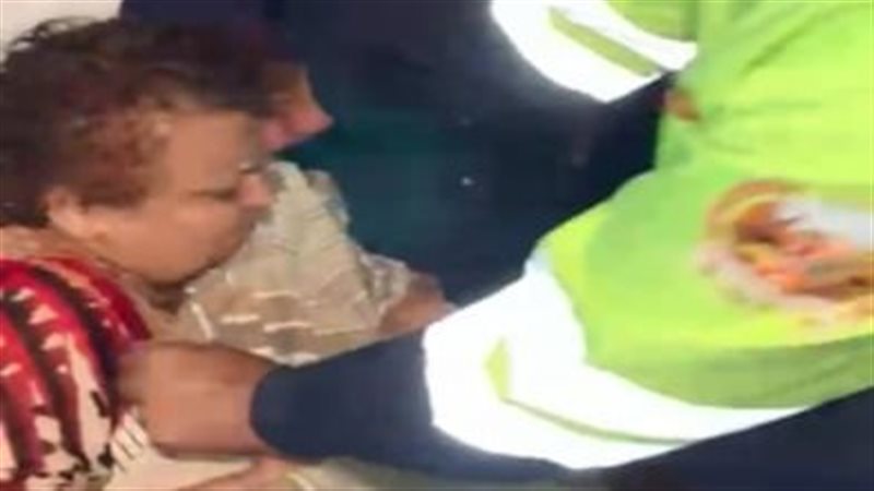  الشرطة تنقل مسنة غير قادرة على الحركة للمستشفى بالقاهرة