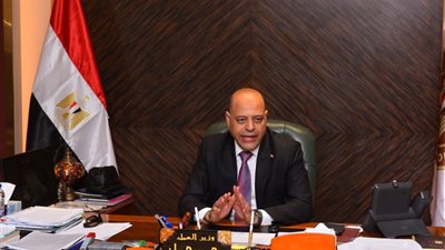 وزير العمل يُصدر قرارًا وزاريًا يُوضح ضوابط وآليات تحرير 