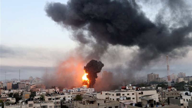 الاحتلال يشن عشرات الهجمات رغم دعوة ترامب لوقف القصف