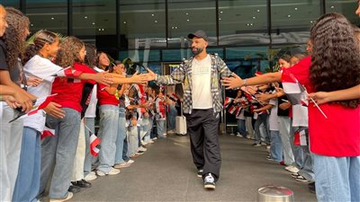 محمد صلاح يحتفل مع الجهاز الفني لمنتخب مصر والجماهير من أرض الملعب