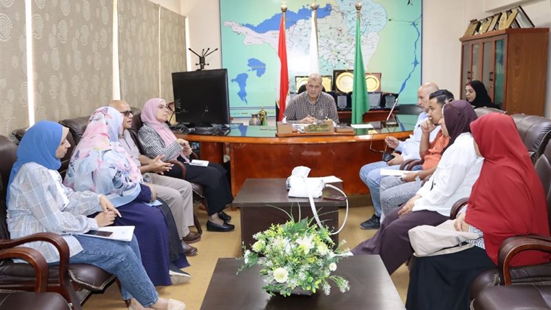 رئيس  شركة مياه الفيوم اثناء اللقاء