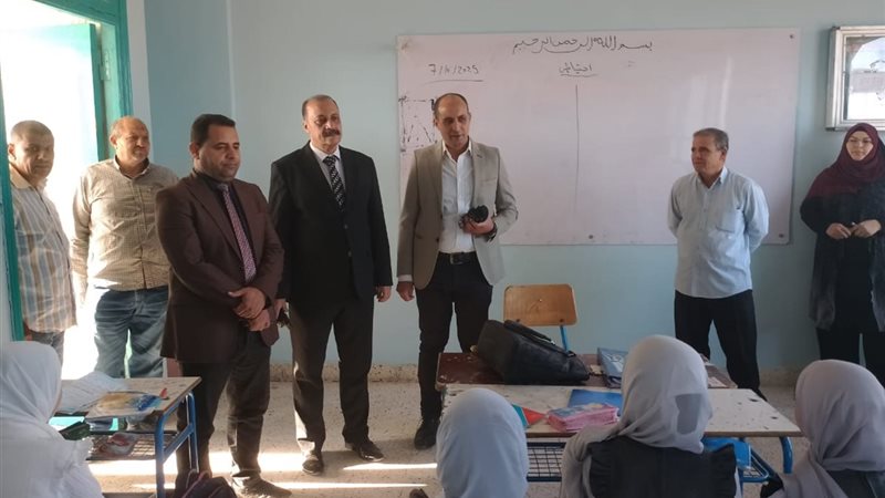 مدير عام التعليم الابتدائي بالوزارة أثناء الجولة