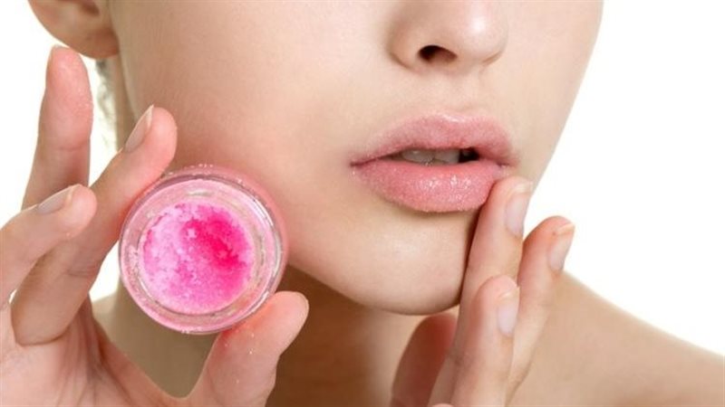 طرق طبيعية لتقشير الشفاه