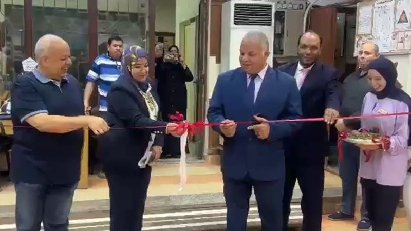 وكيل تعليم الفيوم يفتتح معرض الملابس الجاهزة
