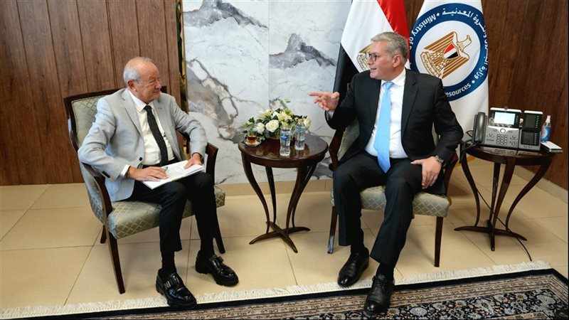 وزير البترول ونجيب ساويرس