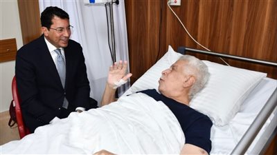 وزير الشباب والرياضية يزور حسن شحاتة ويطمئن على حالته الصحية