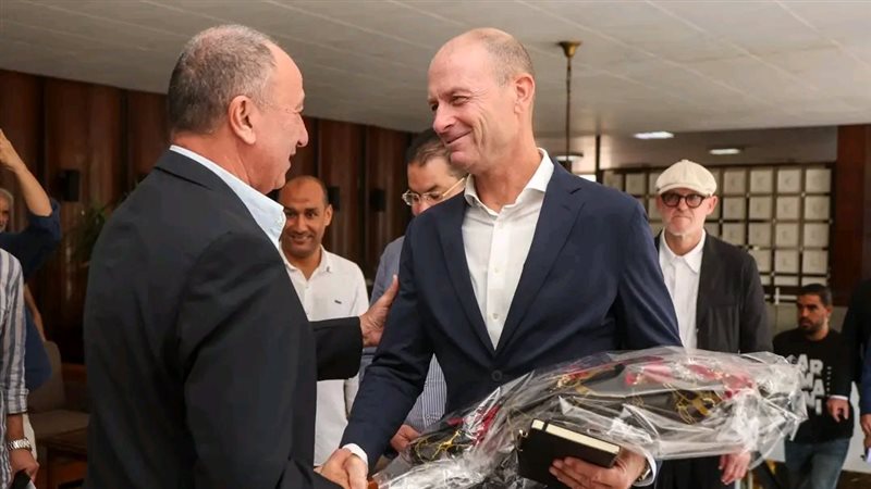 الخطيب يستقبل سوروب مدرب الأهلي الجديد 
