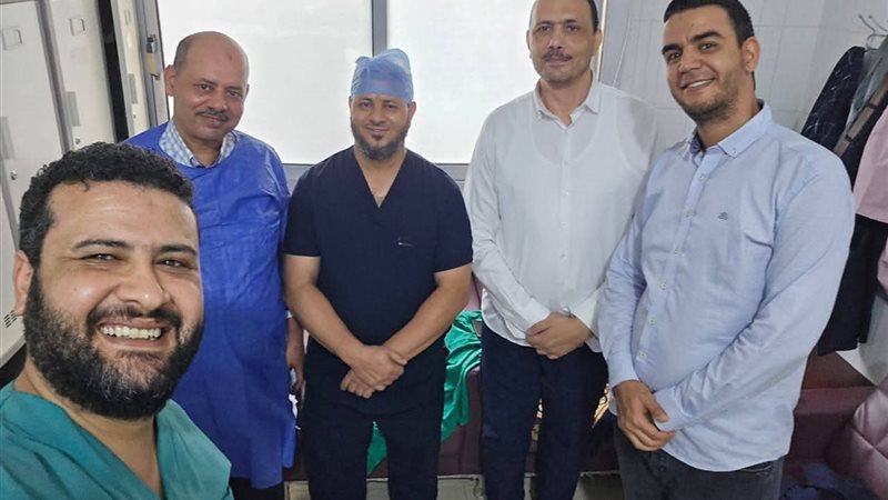 فريق الجراحة الطبة من الاطباء