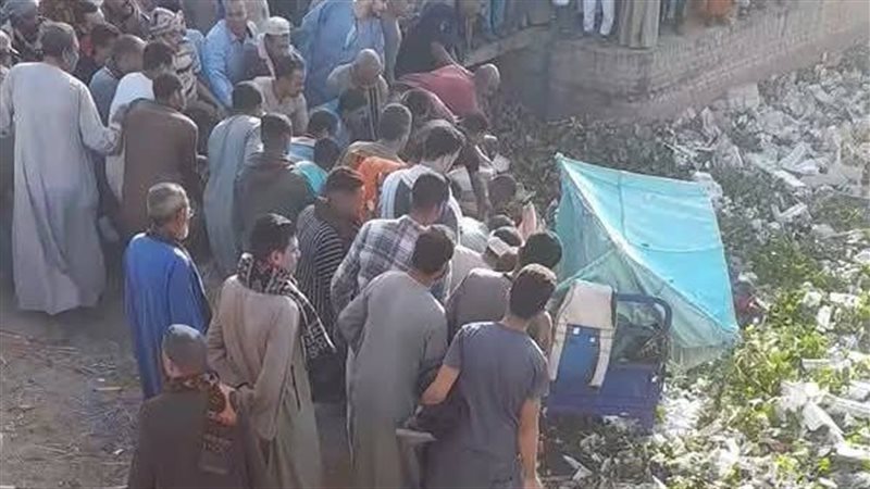  جهود مكثفة لإنقاذ طلاب سقط بهم تروسيكل في مصرف بأسيوط