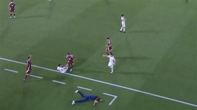 سقوط مدرب قطر على الأرض بعد اصطدام الكرة بوجهه | صور