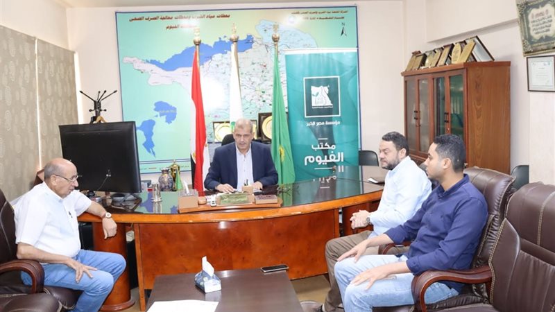 رئيس شركة مياه الشرب أثناء اللقاء