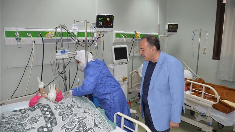 محافظ أسيوط يزور الأطفال المصابين