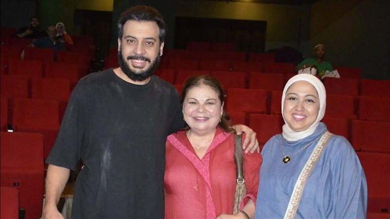 ماجدة زكي مع أبنها المخرج أحمد أبو رية