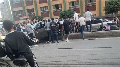 سيارة ملاكي تقتحم الرصيف أمام بنك فيصل بالمحلة.. تفاصيل