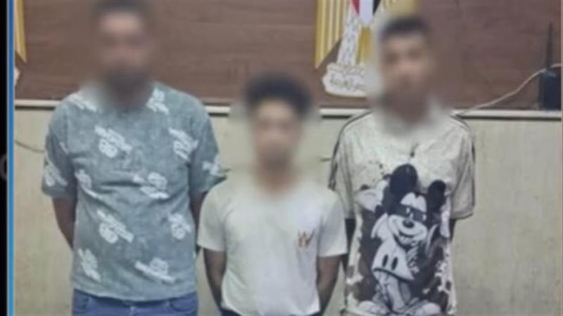 المتهمون عقب ضبطهم 
