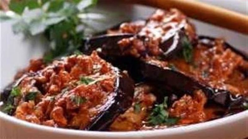 طريقة عمل المسقعة بالسجق 