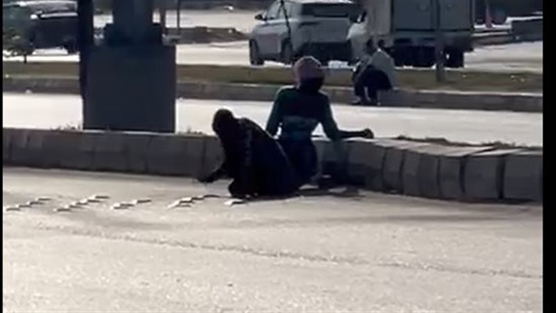 طفلتان تنتزعان مطبات حديدية