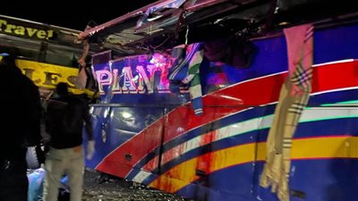 مأساة مرورية في أوغندا: مصرع 63 شخصًا في حادث حافلة مروّع قرب كمبالا