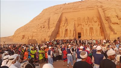 أسوان تحتفل.. تعامد الشمس على وجه الملك رمسيس الثاني بحضور 4000 سائح