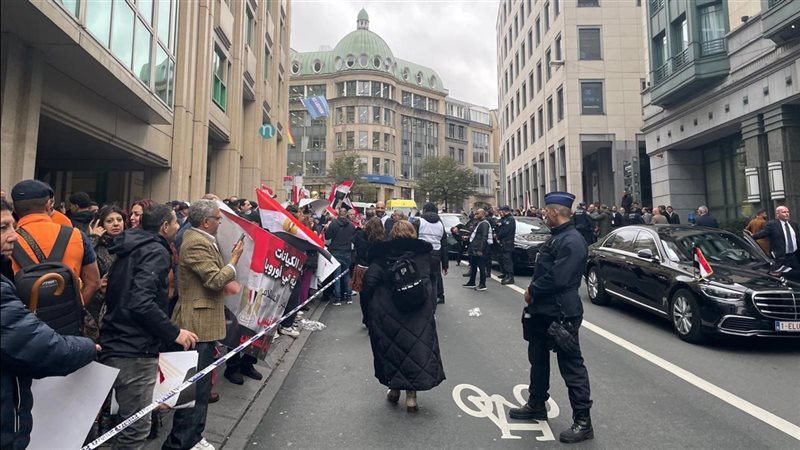 ترحيب بالرئيس السيسي قبل مشاركته في القمة المصرية الأوروبية 
