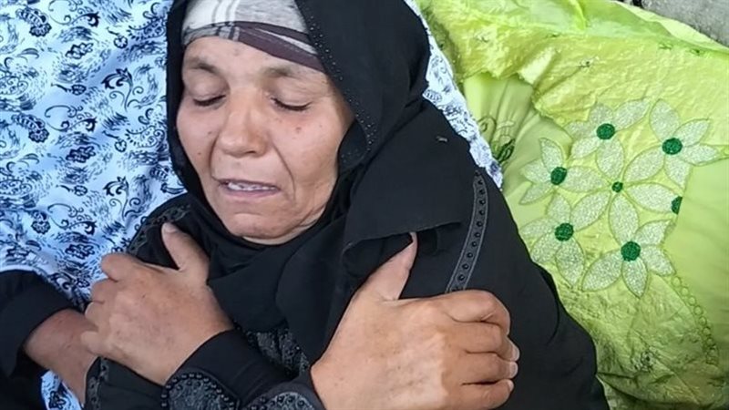 والدة الشاب خالد المتوفي بحريق بدمياط