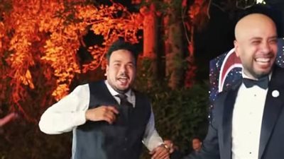 هيستيرية مصطفى غريب وأحمد سعد يشعل الحفل.. مشاهد من زفاف الفنان حاتم صلاح