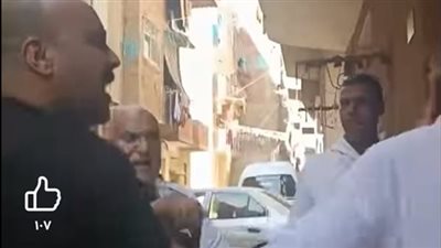 فيديو صادم يوثق اعتداء مالك منزل على مستأجر مسن في السويس