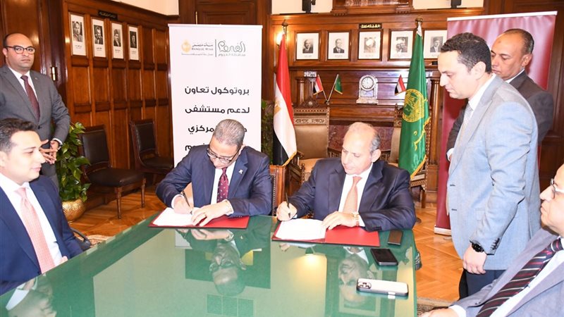محافظ الفيوم أثناء التوقيع على العقد