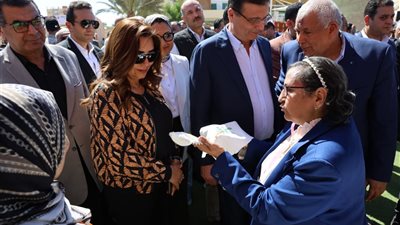 وزيرة التنمية المحلية ووزير الزراعة يفتتحان الدورة الثانية لمعرض الوادي الجديد الزراعي