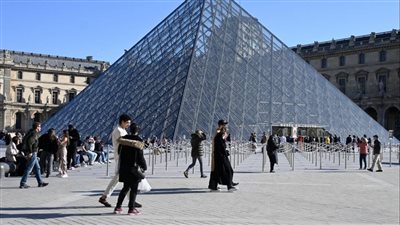 اعتقال شخصين على صلة بسرقة متحف اللوفر