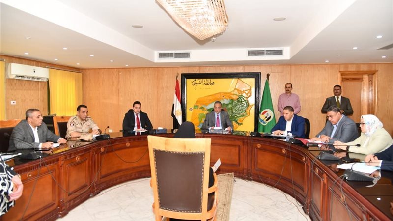 الدكتور / احمد الانصارى محافظ الفيوم أثناء الاجتماع