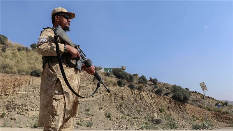أحد أفراد أمن طالبان على معبر بين أفغانستان وباكستان 