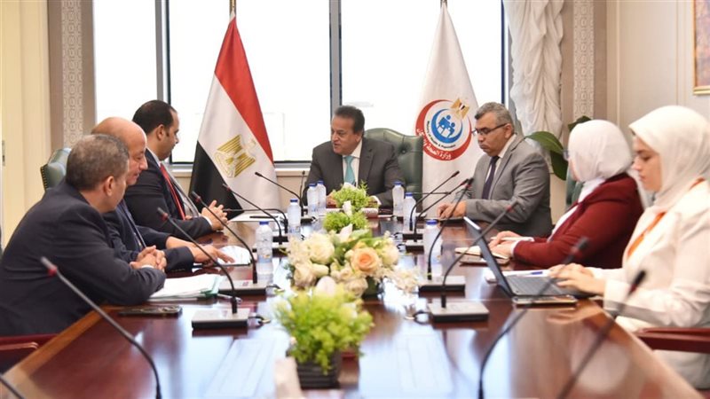وزير الصحة يستقبل وفد شركة  “وادي النيل للمقاولات” 