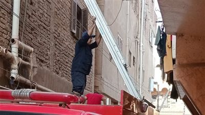رجال المطافئ ينقذون قطة من داخل مواسير الصرف بقرية ميت عساس.. ومواطنون: 