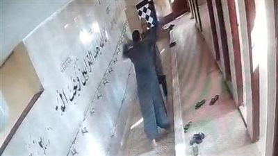 خلاف على أذان الفجر ينتهي باعتداء داخل مسجد بالمحلة.. والشرطة تتدخل