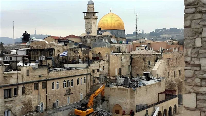 آلية إسرائيلية تنفذ أعمال حفر في محيط المسجد الأقصى