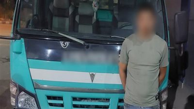 «كنت متأخر على توصيل حمولة».. سائق نقل في «الكلبش» بعد «فيديو الدائري»