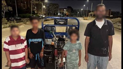 طفل يقود تروسيكل ويسير عكس الاتجاه في الجيزة.. و«الداخلية» تتحرك
