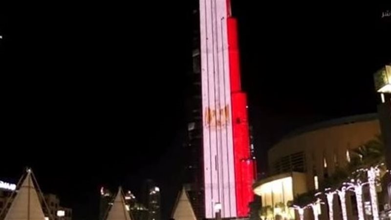 برج خليفة يتزين بعلم مصر احتفالًا بالمتحف المصري الكبير
