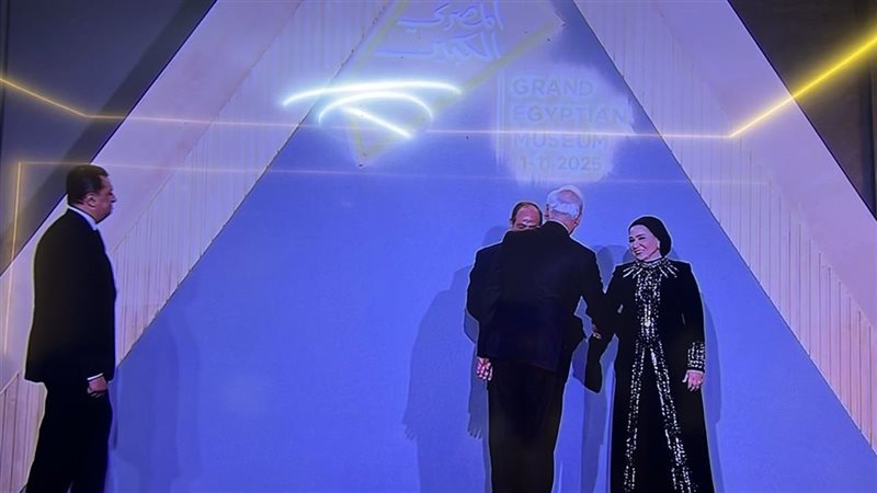 إطلالة فرعونية للسيدة انتصار السيسي 
