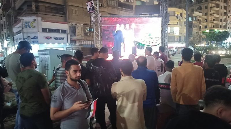 صورة من أمام شاشات العرض بالمحلة
