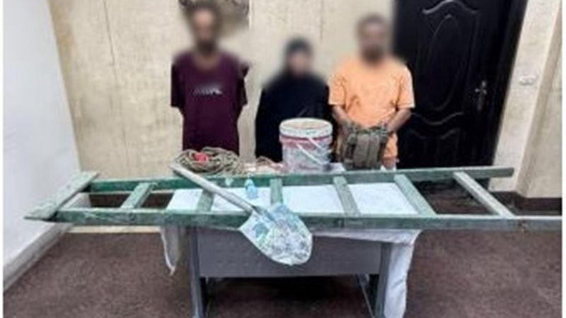 المتهمون عقب القبض عليهم
