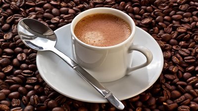 القهوة .. مشروب السعادة بين الفائدة والضرر! الحقيقة الكاملة عن فنجانك الصباحي
