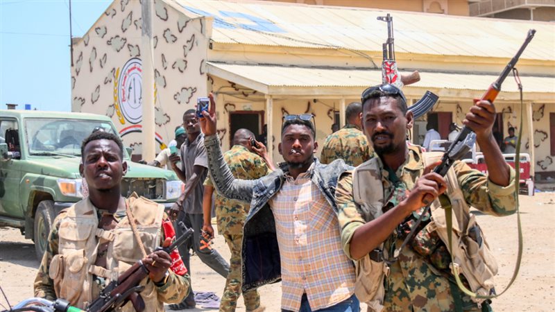 الجيش السوداني أمام مقر الدعم السريع