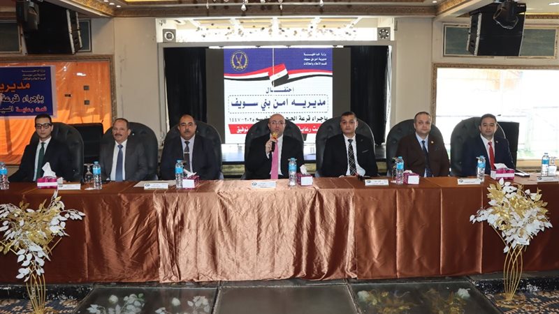 المحافظ و مدير الأمن خلال مراسم القرعة 