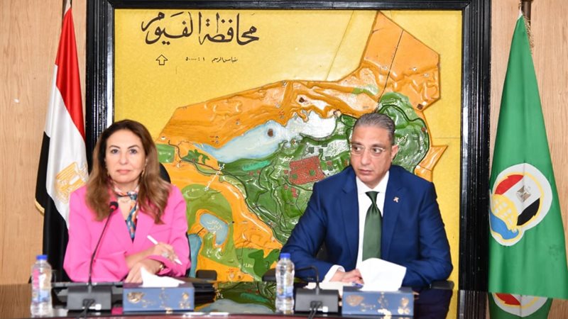 محافظ الفيوم اثناء الاجتماع