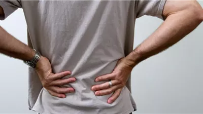 المشي علاج طبيعي لآلام الظهر.. كيف يساعد في تقوية العمود الفقري وتحسين المرونة؟
