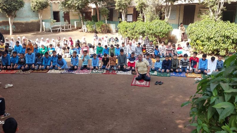 جانب من الصلاة داخل المدرسة 
